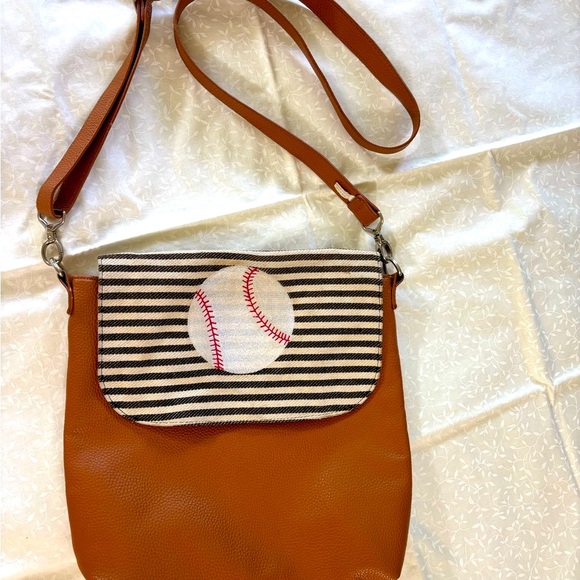 Thirty-One Baseball striped Crossbody Bag: removable flap, adjustable strap!! - Picture 2 of 13